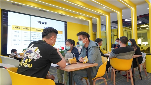 零食很忙：严加盟强管控成就中国量贩零食领航品牌(图2)