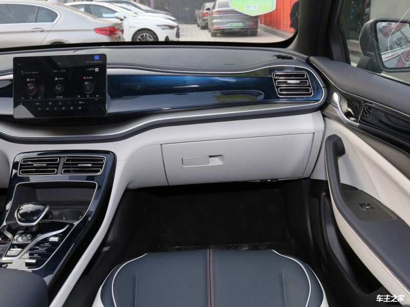 2023款比亚迪秦PLUS现车到店灰色涂装很大气动力输出流畅(图5)
