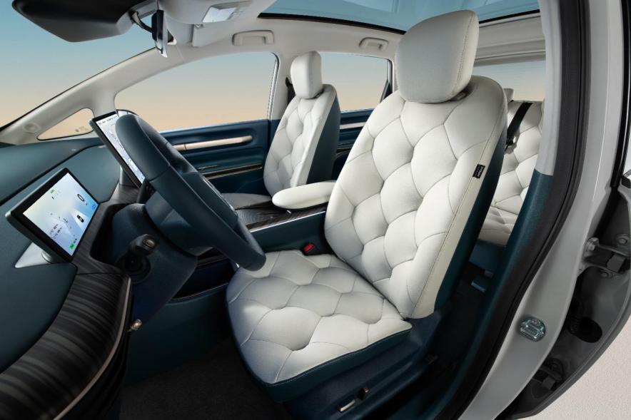 宝骏品牌全面焕新试驾宝骏云朵：“舒适大五座纯电家用车”好看又好开(图4)