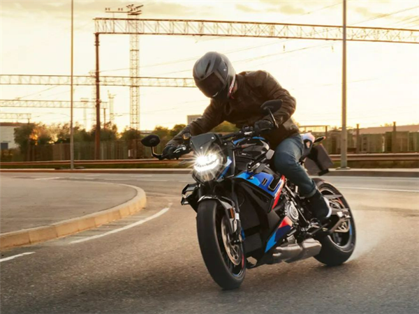 2399万起 宝马两款新任机车皇帝上市：品牌民用摩托最高科技加持(图5)