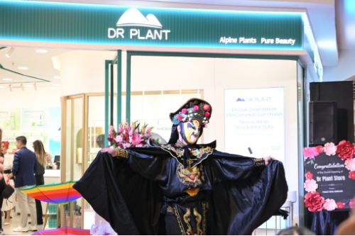 植物医生单品牌店亮相印尼雅加达向世界展示中国美妆品牌名片(图3) 植物医生单品牌店亮相印尼雅加达向世界展示中国美妆品牌名片(图3)