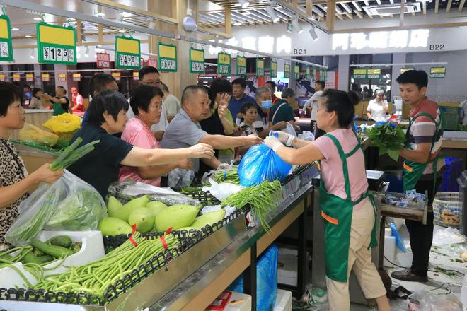 便民利民惠民这家民企仅隔一年又开出一家农贸百货综合市集(图2)