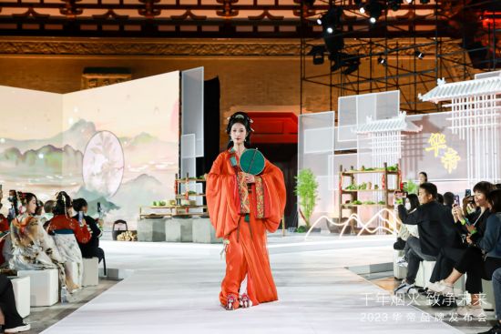 厨电还可以这么时尚？华帝2023品牌发布会演绎历史与未来交融引领厨电新国潮(图3)