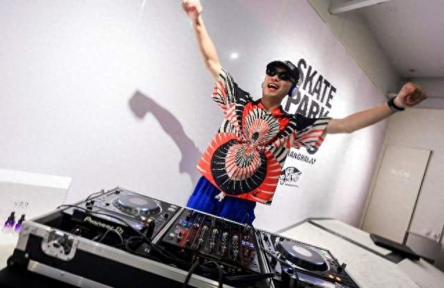 国潮年轻力的养成系快乐在百年商业街上摇出国潮时尚的Freestyle精髓(图2)