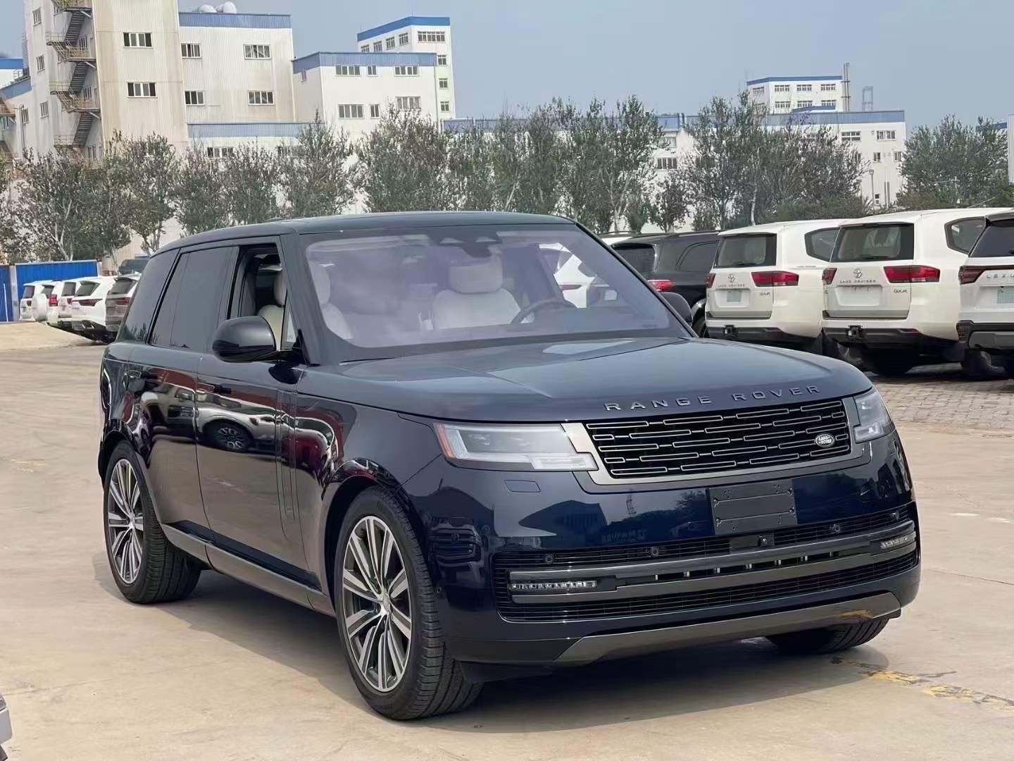 天津路虎揽胜行政加版降价促销中 优惠高达32万(图3)