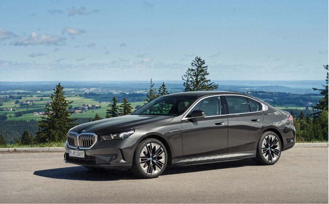 除了品牌还有什么可卖？或11月上市第八代宝马5系消息(图2)