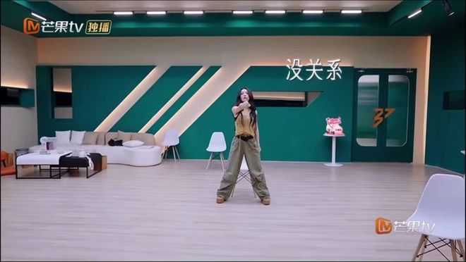 这届“浪姐5”精神状态实录：她好癫品牌方好爱(图4)